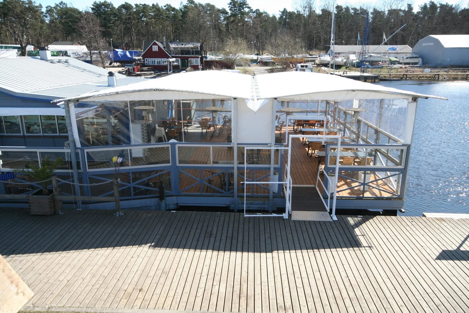 Segelduk över uteservering på brygga