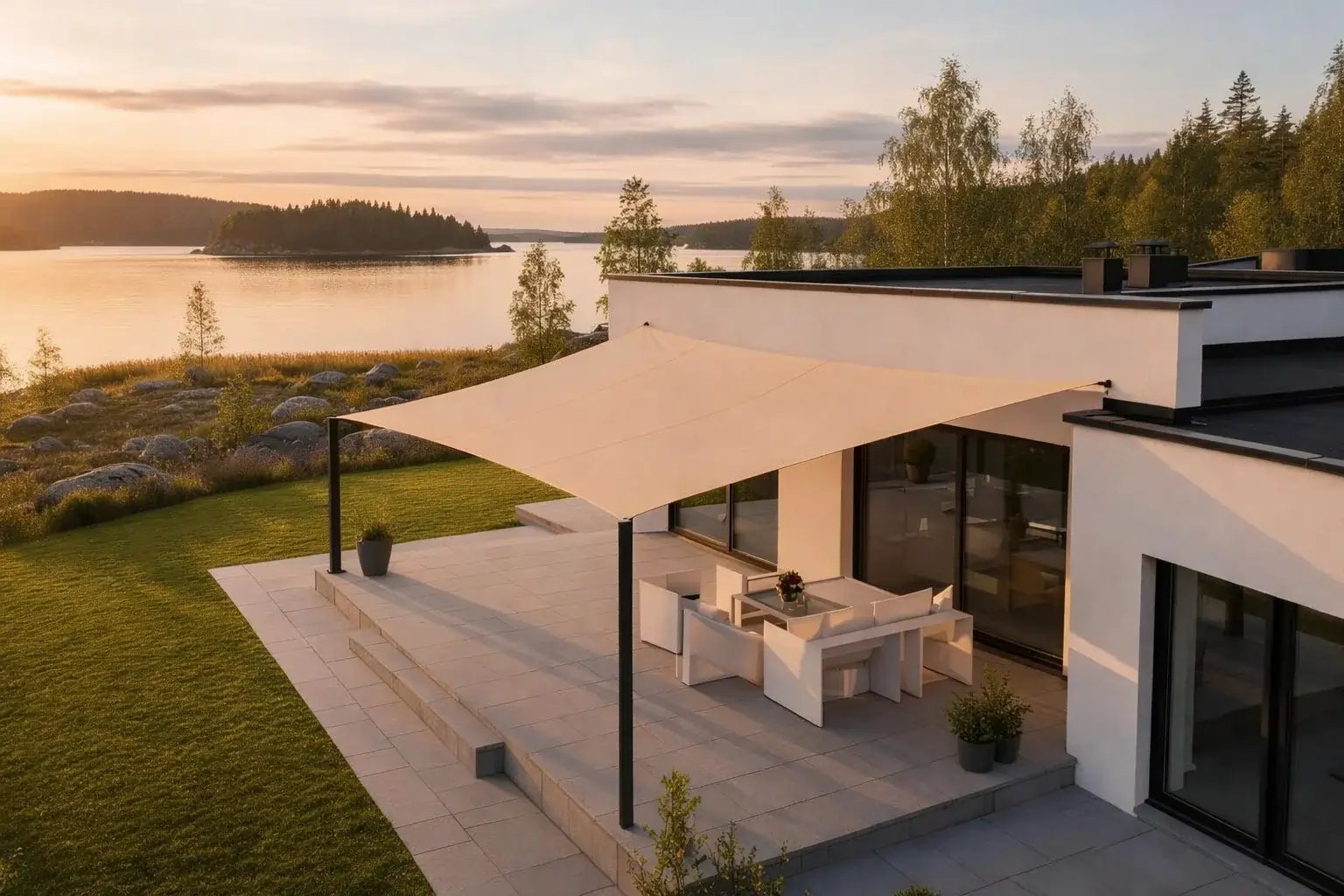 Sunfurl solsegel över uteplats vid sjön i kvällssol