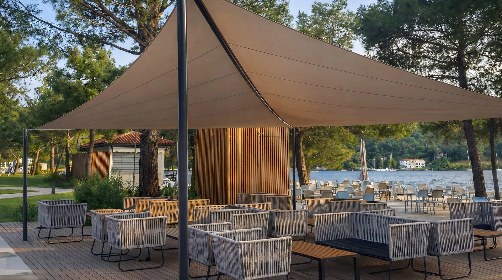 Sunfurl solsegel över restaurangens uteservering vid vattnet