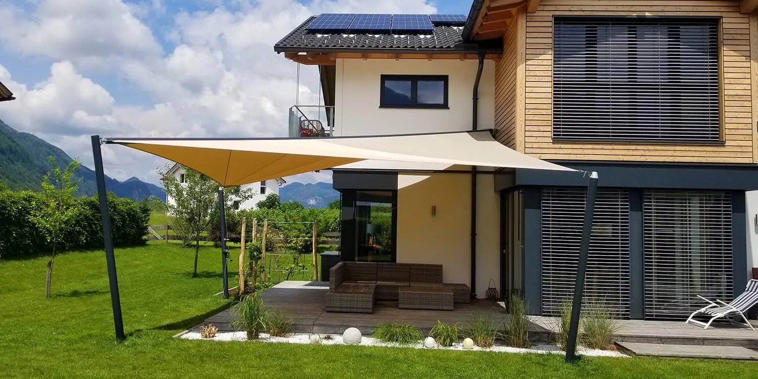 Sunfurl solsegel över uteplats vid modernt hus